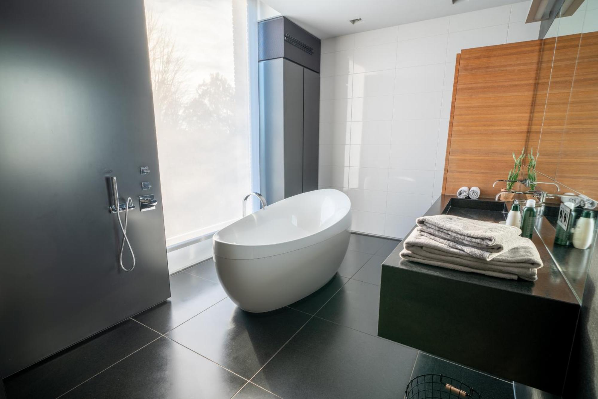 Bed & Breakfast Bed & Wellness Boxtel, Luxe Met Airco En Eigen Badkamer, Ligbad